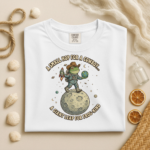 Funny Frog Astronaut Cowboy T-Shirt – Space Frog Graphic Tee, Cute Retro Moon Frog Shirt, Sci-Fi Animal Unisex Tee