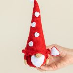 Crochet patterns gnome with heart, Crochet valentine gnome pattern, Crochet gnome amigurumi pattern, Valentines day gnome crochet pattern - Image 3