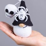Halloween crochet keychain pattern gnome with skull ans spider, Keychain skull crochet pattern, Crochet Halloween spider gnome pattern - Image 4