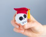 Halloween crochet patterns skull keychain, Graduation crochet skull pattern, Crochet skull amigurumi pattern, Crochet keychain pattern - Image 8