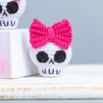 Halloween crochet pattern skull keychain with bow, Crochet skull pattern, Crochet Halloween amigurumi pattern, Crochet keychain pattern - Image 3