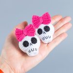 Halloween crochet pattern skull keychain with bow, Crochet skull pattern, Crochet Halloween amigurumi pattern, Crochet keychain pattern - Image 5