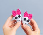 Halloween crochet pattern skull keychain with bow, Crochet skull pattern, Crochet Halloween amigurumi pattern, Crochet keychain pattern - Image 4