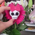 Halloween crochet pattern skull keychain with bow, Crochet skull pattern, Crochet Halloween amigurumi pattern, Crochet keychain pattern - Image 6